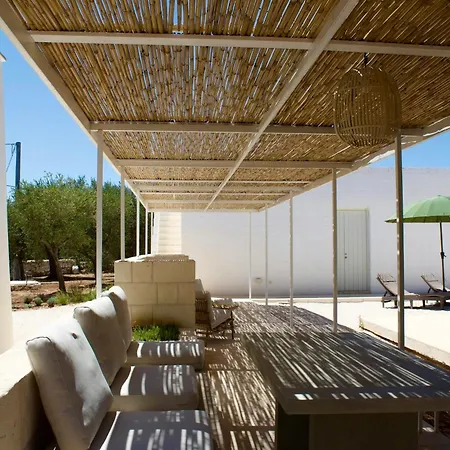 Designer With Pool Near Сasa de vacaciones