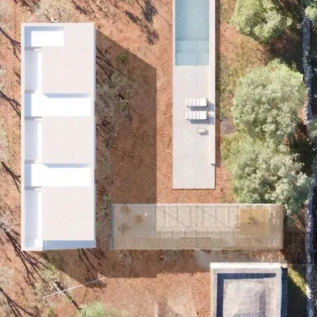 Designer With Pool Near Сasa de vacaciones